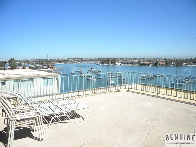 Building Photo - 2Bd 2Ba Spacious Newport Bay Front Condo