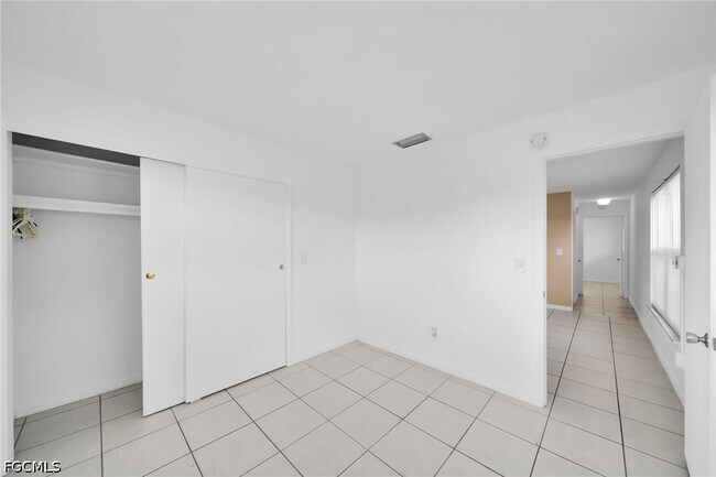 Building Photo - 1207 SE 40th Terrace