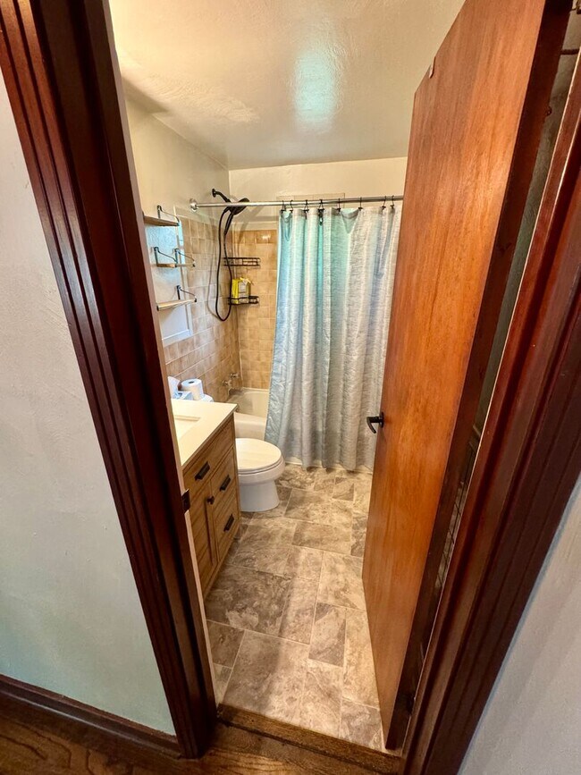Building Photo - Charming 2-Bed 1-Bath Home in Avalon!