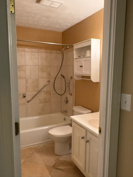 Full Bathroom - 526 East Ave