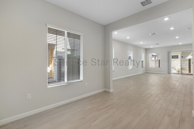 Building Photo - 5062 E Hartford Ave