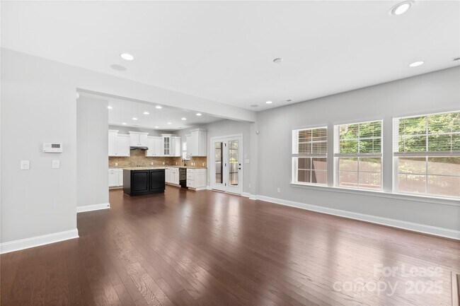 Building Photo - 2136 Laurens Dr