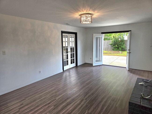 Building Photo - Spacious Five Bedroom