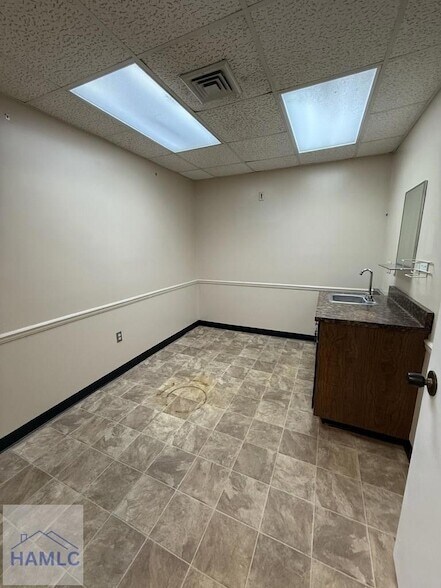 Building Photo - 111 Colonial Way