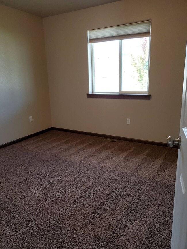 Building Photo - Lovely newer 3 bedroom 2 bath home for ren...