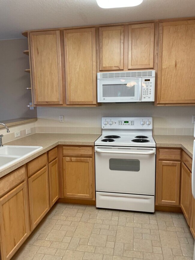 Building Photo - 2 bed/2 bath 2nd-floor condo in Lakeshores at Centerra.