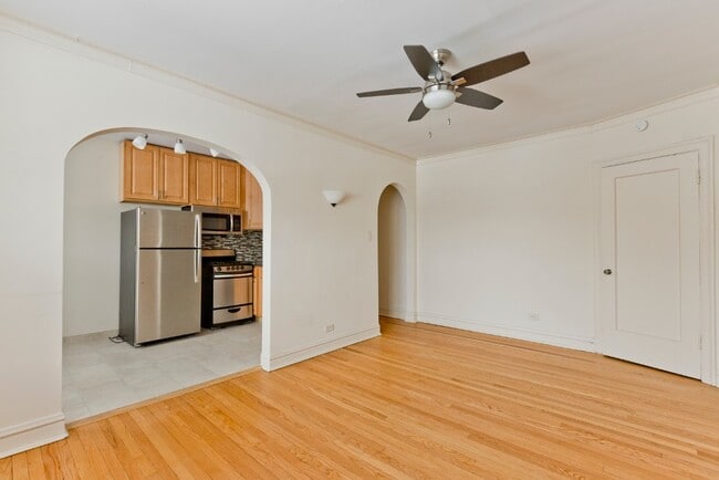 Building Photo - 1824 N Lincoln Park W