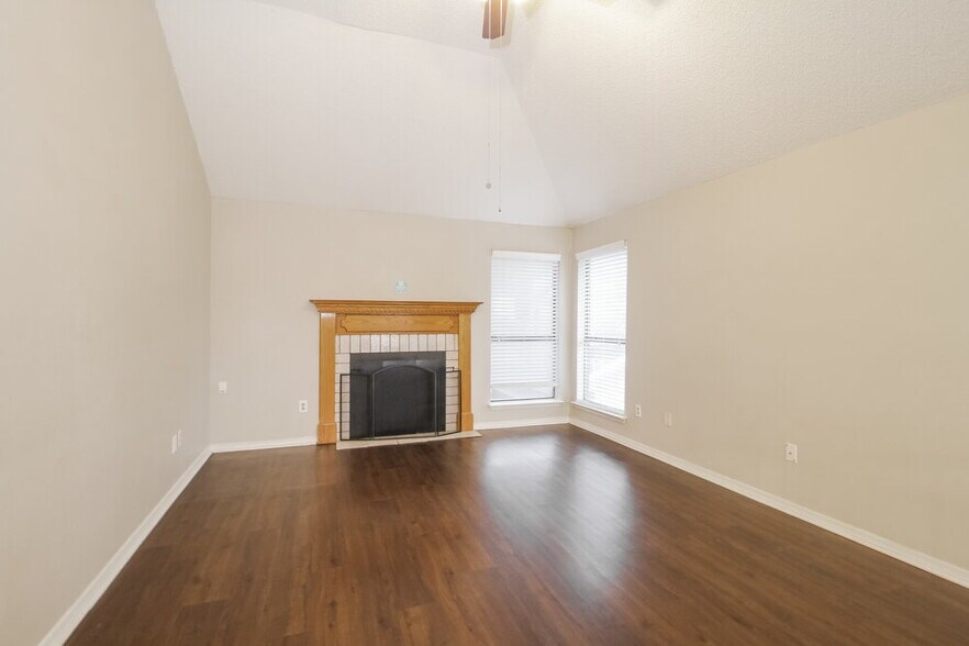 Building Photo - 1345 Jasmine Dr