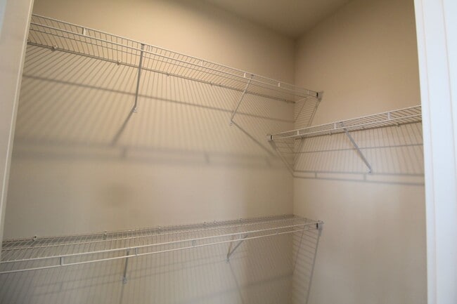 Building Photo - 3 Bedroom 2.5 Townhome Available Now!