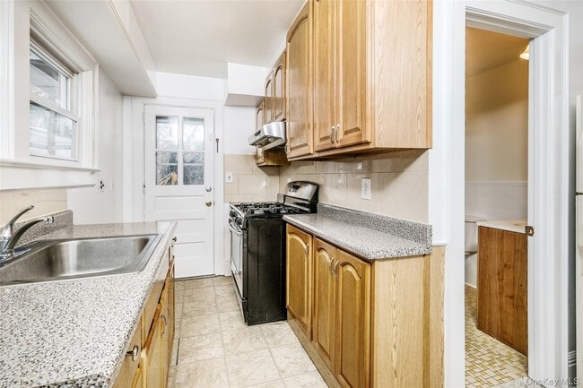 Building Photo - 721 River St