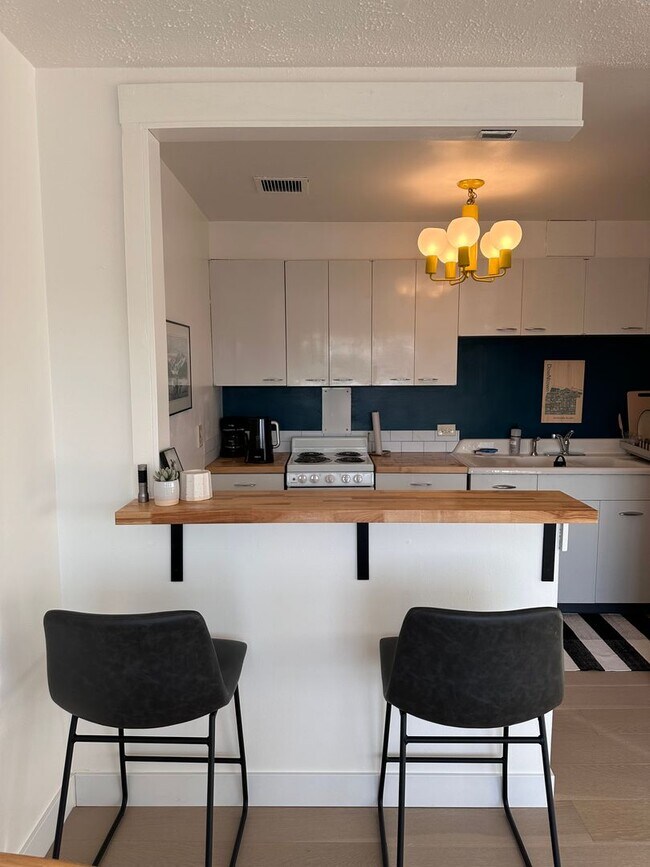 Building Photo - Cute and Clean Furnished Condo