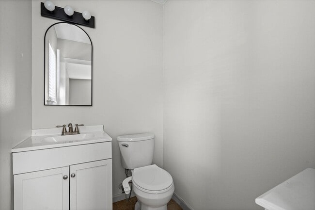 Building Photo - JUST LISTED!