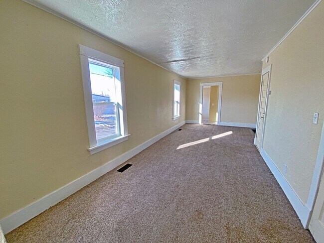 Building Photo - 4657 Camden Ave