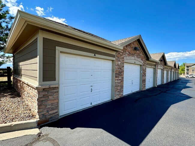 Building Photo - 2 Bedroom 2 Bathroom Top Floor Condo with ...