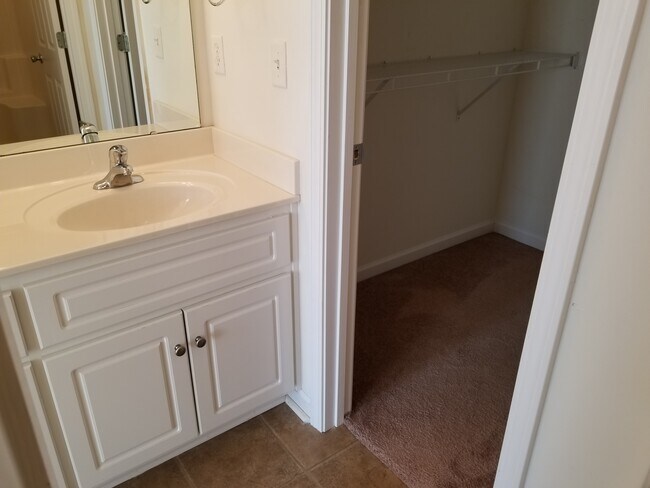 Building Photo - 211 Sunview Drive