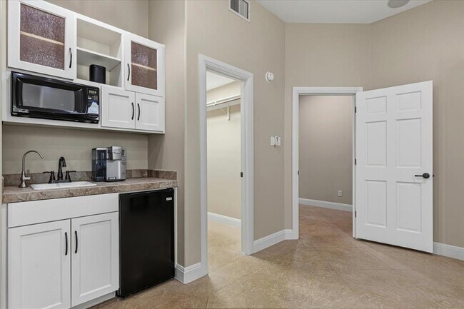 Building Photo - 25207 Lakeview Dr