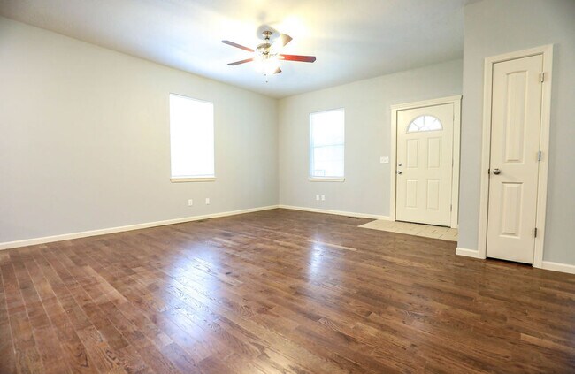 Building Photo - Spacious 5 bed 2 bath Downtown Springfield...