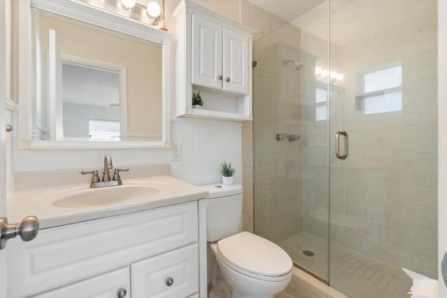 Building Photo - 1001 SE 5th Ave