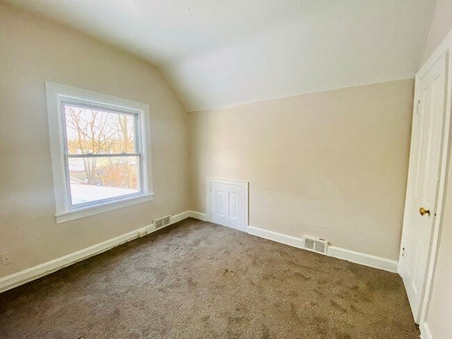 Building Photo - 383 Black St