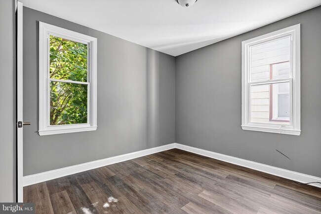 Building Photo - 15 Adella Ave