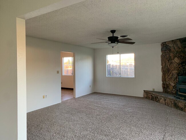 Building Photo - 4 bedroom home in convenient location on Alta Mesa Dr.