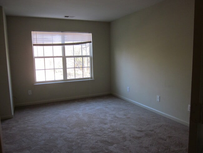 Building Photo - ALMOST NEW 4BEDROOM/3BATH HOME ON CORNER LOT!!!