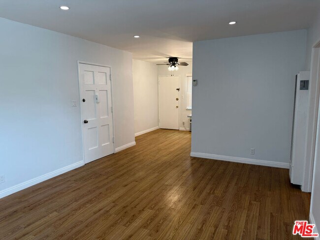 Building Photo - 4123 W Toluca Lake Ave