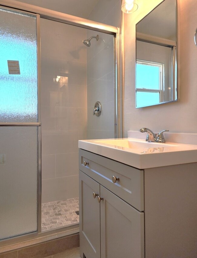 Building Photo - Just Remodeled 3BD, 1BA Riverside near 91 Fwy