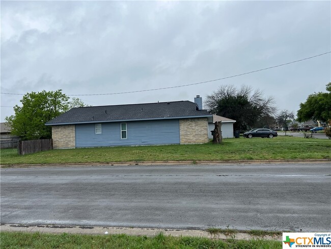 Building Photo - 2216 Cimmaron Dr
