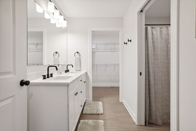Building Photo - Fully Furnished 3 Bedroom Town Home