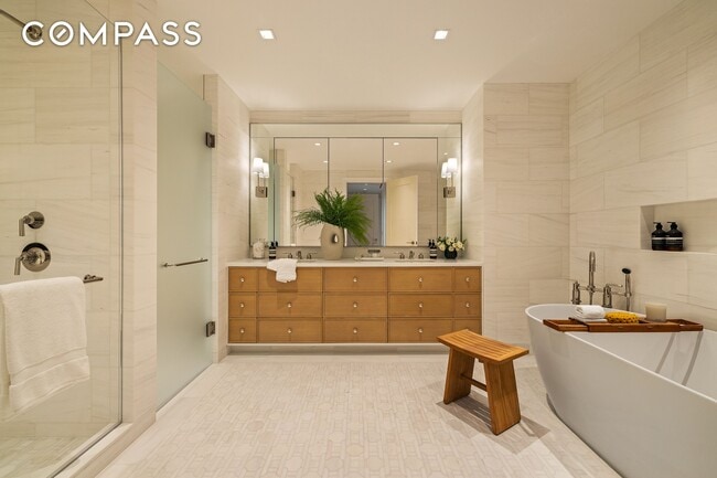 Building Photo - 211 W 84th St