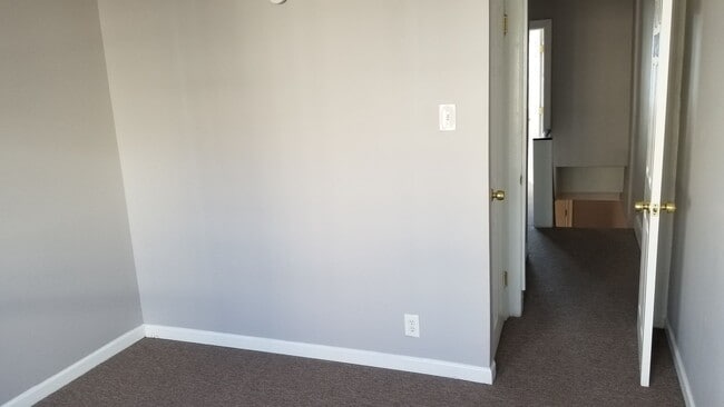 Building Photo - Immaculate Unit - Oak Lane