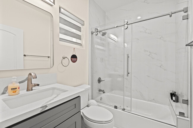 Building Photo - Stylish & Bright 2 Bed 2 Bath | Fully Furn...