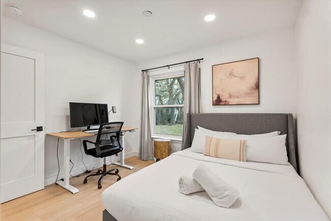 Building Photo - 9005 Balcones Club Dr