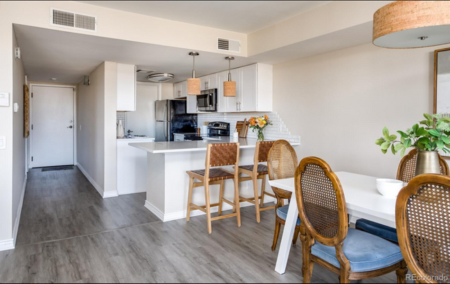 Building Photo - Updated 2 Bed 2 Bath in Denver's Mayfair N...