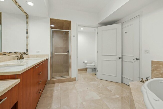 Building Photo - 2640 Lake Shore Dr