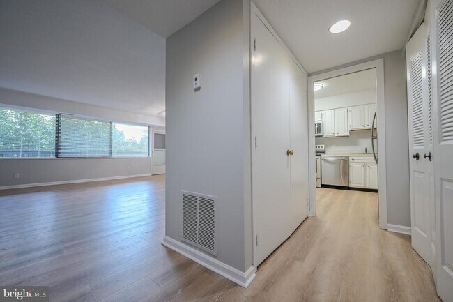 Building Photo - 3713 S George Mason Dr