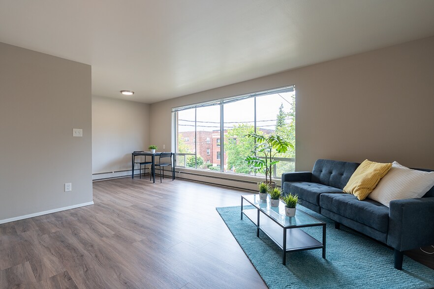 Interior Photo - Hamlin Place