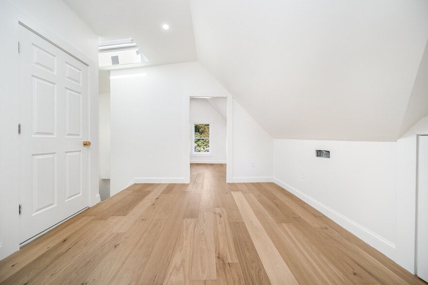 Building Photo - 11 Knollin St