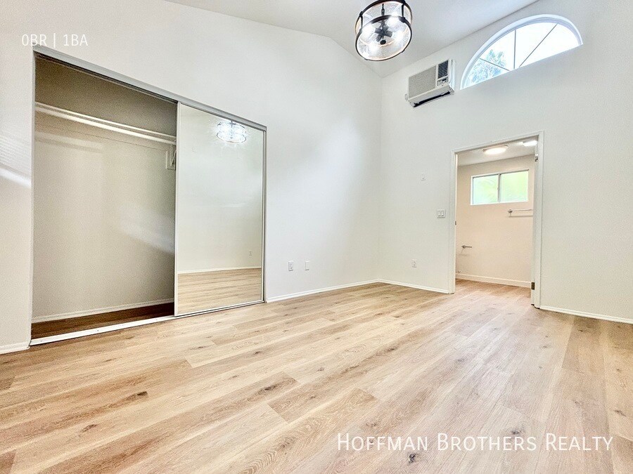 Building Photo - 2448 Beachwood Dr