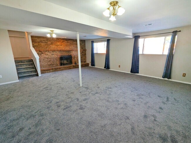 Building Photo - 5 Bedroom Three Bath, Great Location