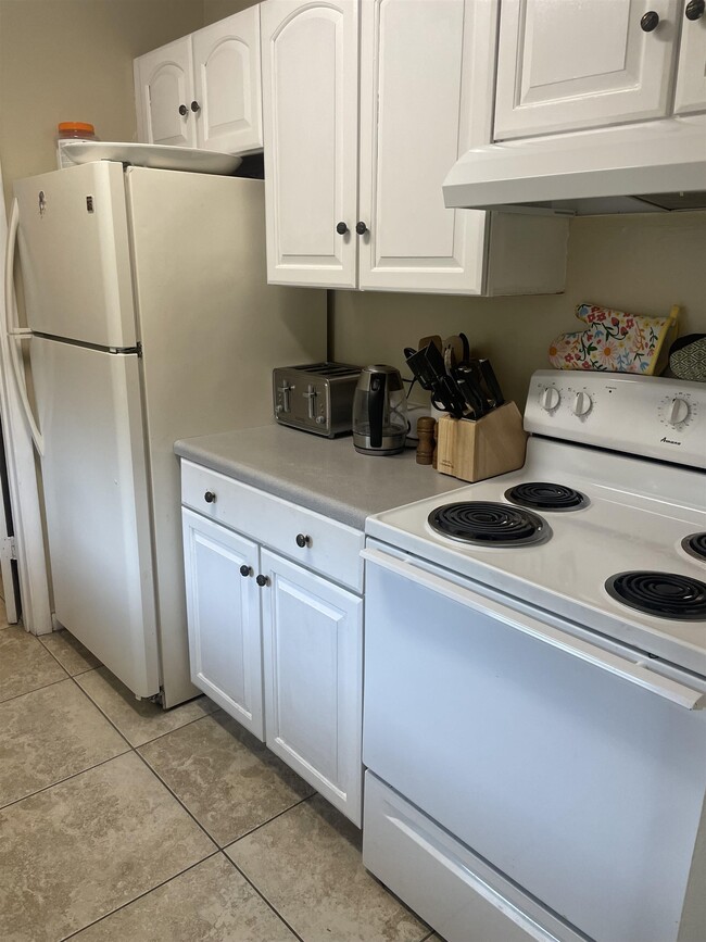Building Photo - 980 Manati Ave