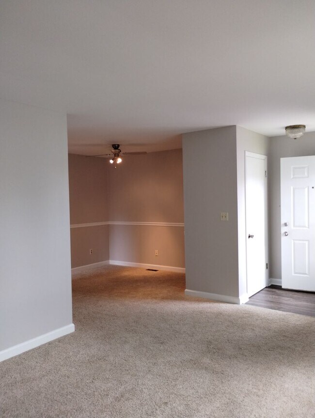 Building Photo - 728-728 Red Deer Ln