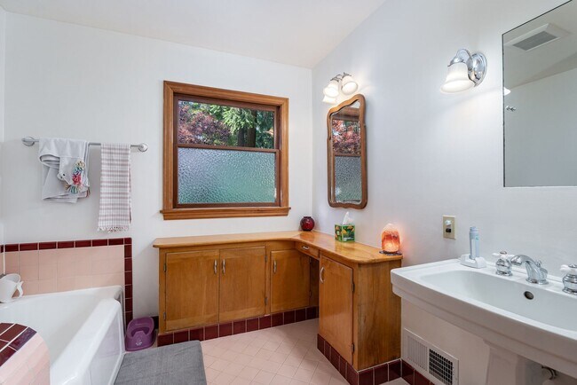 Building Photo - 4Bd/2Ba Seattle House