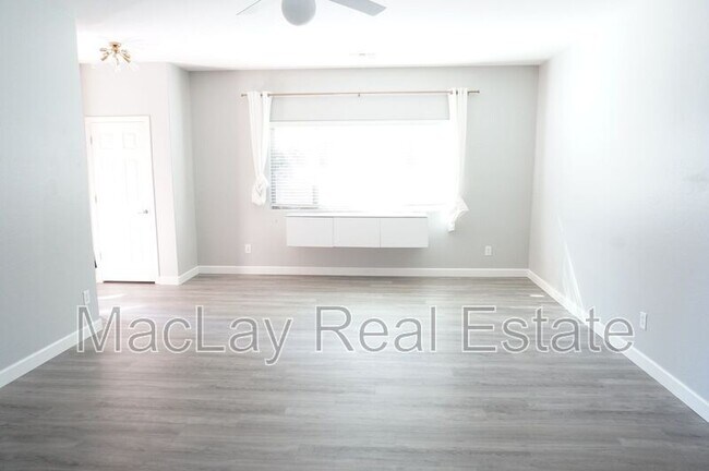 Building Photo - 826 W Harvest Rd