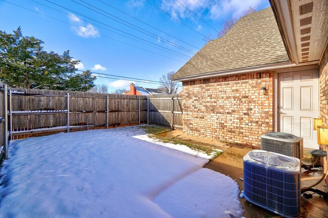 Building Photo - Inviting 3-Bedroom Home with Fireplace & P...