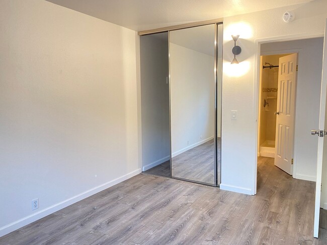 Building Photo - Advent - Bright and Spacious Two Bedroom C...