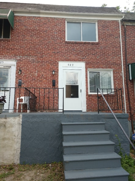 Building Photo - 923 Bonaparte Ave