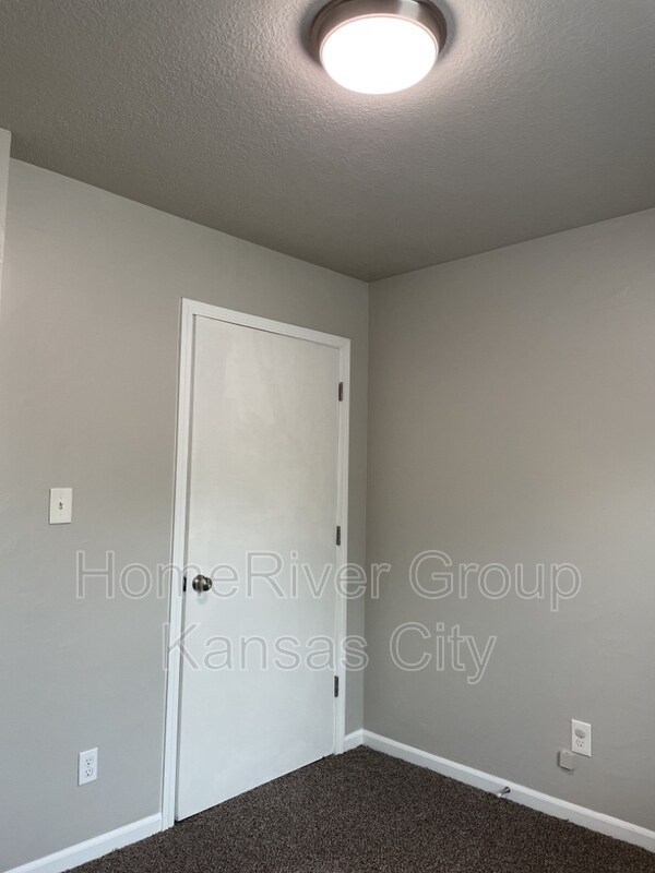 Building Photo - 418 N Prairie St