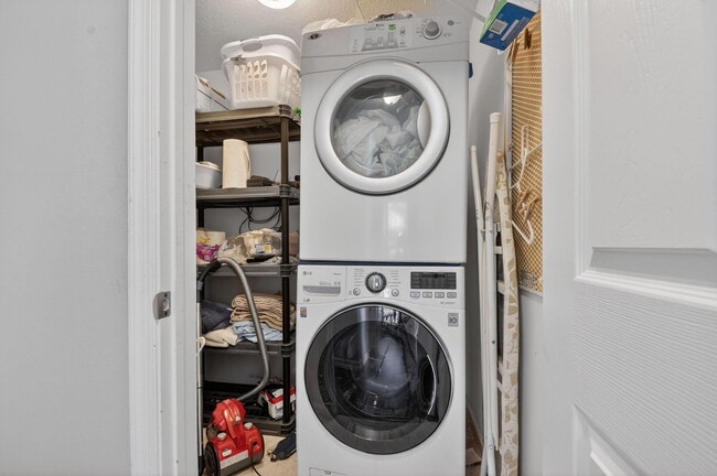 Building Photo - 2725 Pointe Cir